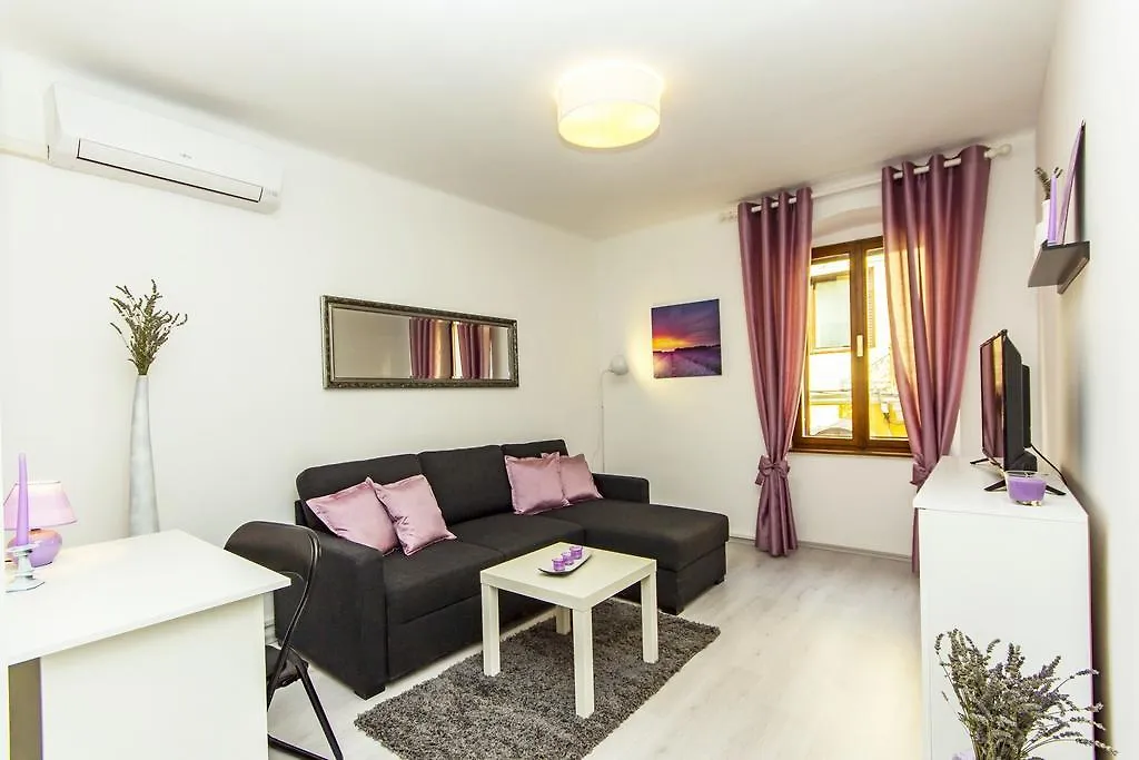 Center Apartment Lori بولا