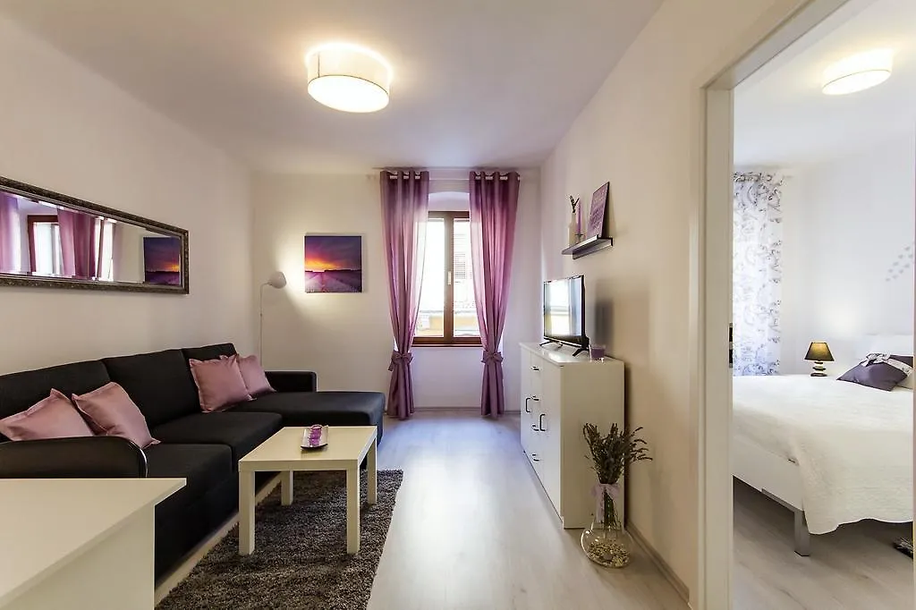 Center Apartment Lori Πούλα