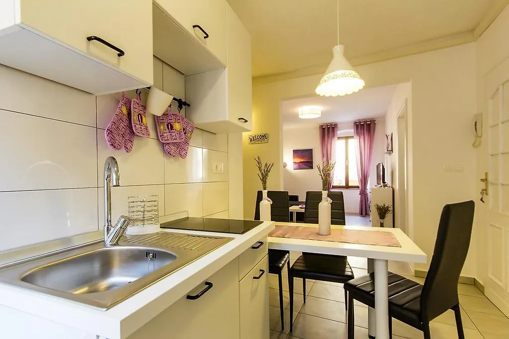 Center Apartment Lori Πούλα 0*,